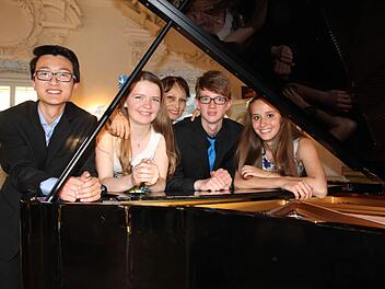 Hatten nach ihrem Konzert im Kaisersaal von Kloster Banz allen Grund zum Strahlen: Xuanjia Hua, Laura Reicher, Klavierpädagogin Julia Goldstein, David Höppner und Rahel Paul (von links). Foto: R. Popp