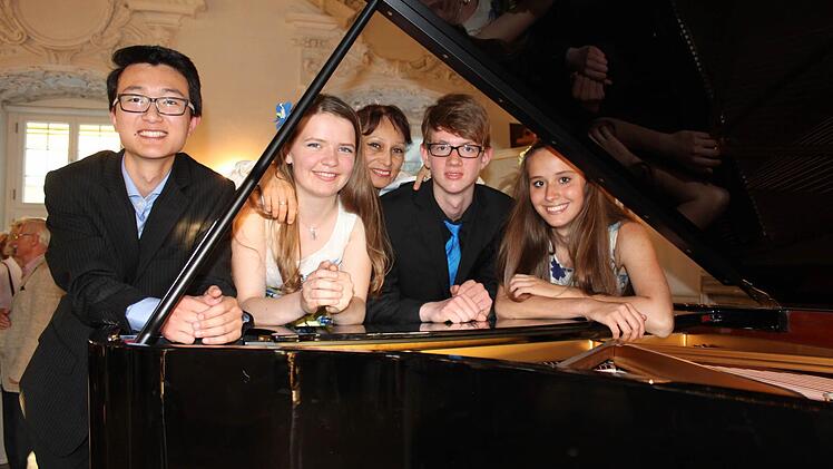 Hatten nach ihrem Konzert im Kaisersaal von Kloster Banz allen Grund zum Strahlen: Xuanjia Hua, Laura Reicher, Klavierpädagogin Julia Goldstein, David Höppner und Rahel Paul (von links). Foto: R. Popp