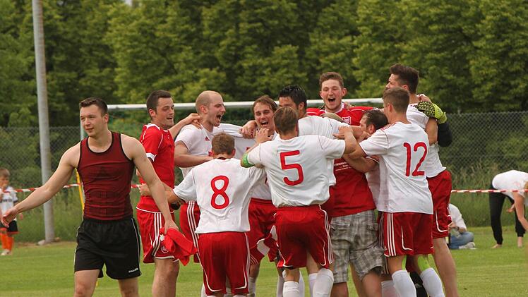 Die Trossenfurter bejubeln den Aufstieg.