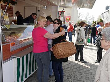 Da war noch alles gut: Bei der Eröffnung der Grüber Wochenmärkte im April 2015 drängten sich viele Menschen auf dem Gelände vor der Feuerwehr-Halle. Jetzt ist im Gemeinderat ein heftiger Streit um eine Verlagerung des Marktes entbrannt.Foto: Berthold Köhler