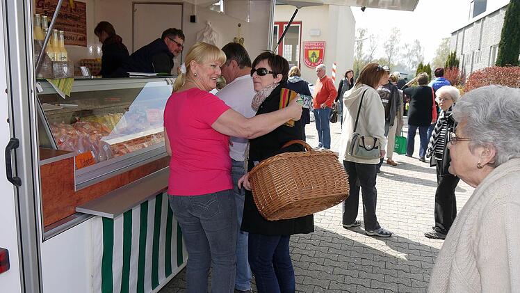 Da war noch alles gut: Bei der Eröffnung der Grüber Wochenmärkte im April 2015 drängten sich viele Menschen auf dem Gelände vor der Feuerwehr-Halle. Jetzt ist im Gemeinderat ein heftiger Streit um eine Verlagerung des Marktes entbrannt.Foto: Berthold Köhler