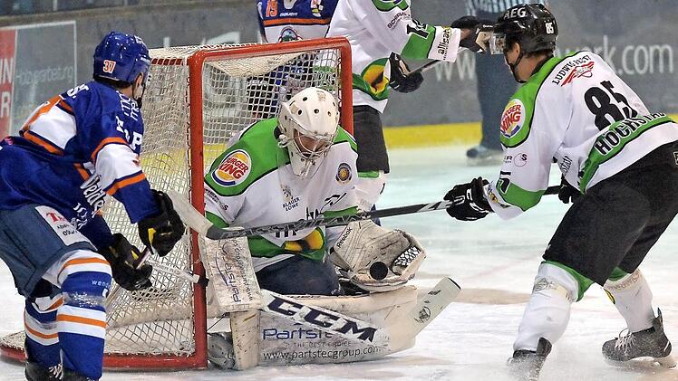 Öfters im Mittelpunkt, als ihm lieb sein konnte: HEC-Keeper Philipp Schnierstein (M.) musste beim 7:6-Sieg nach Verlängerung gegen den EV Pegnitz mehrfach hinter sich greifen. Foto: Picturedreams