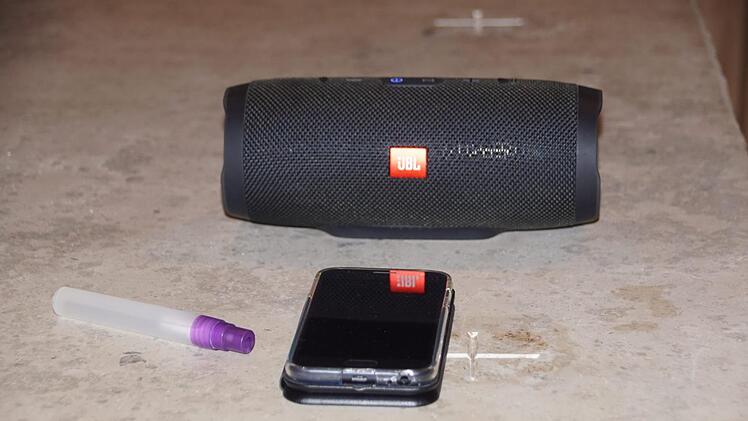 Kein alltägliches Gottesdienst-Zubehör: Handdesinfektionsmittel, Handy und Bluetooth-Lautsprecher für die Musik-Einspielungen.