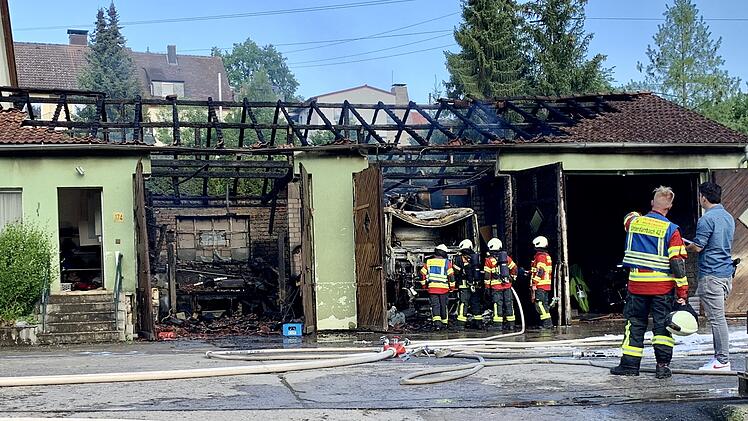 Fahrzeughalle in Vollbrand: Feuer hinterlässt hoher Schaden
