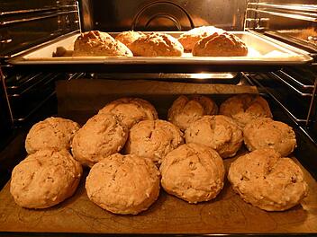 Selbstgebackene Brötchen bekommen durch die Hitze des Backblechs viel Wärme, um schnell durchgebacken zu werden.