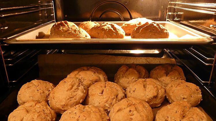 Selbstgebackene Brötchen bekommen durch die Hitze des Backblechs viel Wärme, um schnell durchgebacken zu werden.