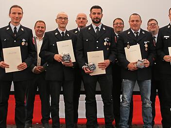 Der Stellvertretende Landrat Bruno Kellner (links) und Walsdorfs Bürgermeister Mario Wolff (3. v.l.) freuen sich mit den Geehrten und Kreisbrandinspektor Friedrich Riemer (5. v. links).