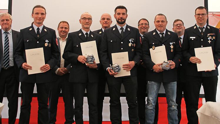Der Stellvertretende Landrat Bruno Kellner (links) und Walsdorfs Bürgermeister Mario Wolff (3. v.l.) freuen sich mit den Geehrten und Kreisbrandinspektor Friedrich Riemer (5. v. links).