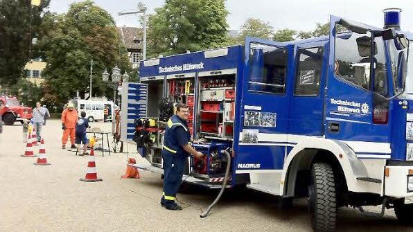 Ein Gerätetransportwagen. Vorne Roman Petryczka, der schon mehrfach im Auslands-Hilfseinsatz war.