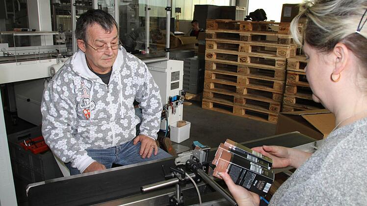 Dann wird jede Schachtel codiert. Dazu muss sie aufs Fließband.