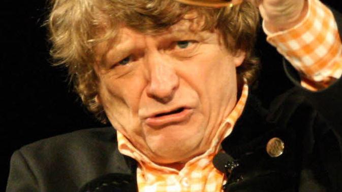 Erwin Pelzig im Zwiegespräch mit seinen imaginären Stammtischbrüdern Hartmut und Dr. Göbel. Foto: Ralf Ruppert