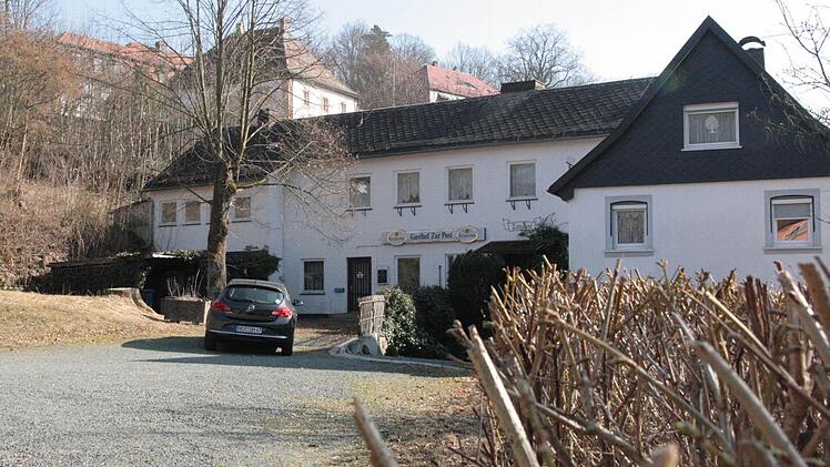 Liegt seit Juli 2012 im Dornröschenschlaf: der Gasthof "Zur Post" in Guttenberg. Bürgermeister Eugen Hain startet nun einen erneuten Versuch, das Dorfwirtshaus zu retten. Foto: Archiv/Matthias Beetz