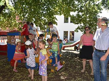 Unter den schattigen Bäumen fühlen sich die Kinder des Kindergartens Pusteblume wohl. Die evangelische Einrichtung feiert am Sonntag 50.Geburtstag. Foto: Gabi Arnold