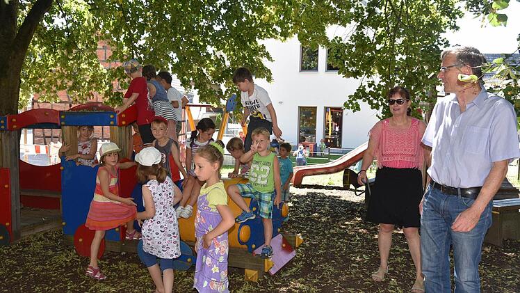 Unter den schattigen Bäumen fühlen sich die Kinder des Kindergartens Pusteblume wohl. Die evangelische Einrichtung feiert am Sonntag 50.Geburtstag. Foto: Gabi Arnold