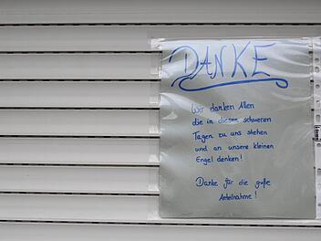 Dieses Dankschreiben hängt an dem Erdgeschossfenster des Wallenfelser Hauses, in dem acht Babyleichen gefunden wurden.  Foto: Hendrik Steffens