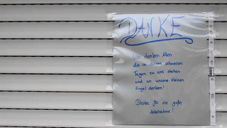 Dieses Dankschreiben hängt an dem Erdgeschossfenster des Wallenfelser Hauses, in dem acht Babyleichen gefunden wurden.  Foto: Hendrik Steffens