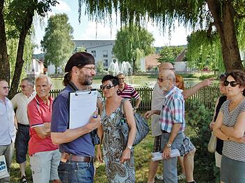 Stadtplaner Gunter Schramm (Mitte) vom Büro Planwerk (Nürnberg) mit Garitzer Bürgern und Stadträten am Garitzer See.  Foto: Sigismund von Dobschütz