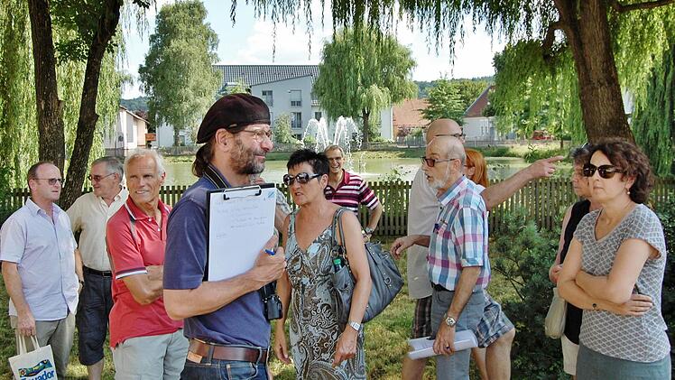 Stadtplaner Gunter Schramm (Mitte) vom Büro Planwerk (Nürnberg) mit Garitzer Bürgern und Stadträten am Garitzer See.  Foto: Sigismund von Dobschütz
