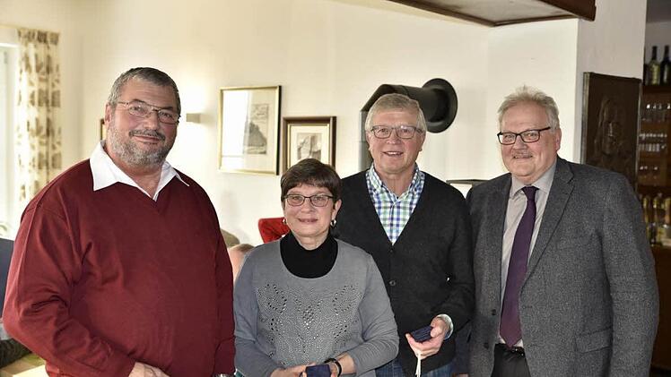 Bürgermeister Claus Bittenbrünn (rechts) ehrte für besonders viele unentgeltlich aufgebrachte Stunden von links: Heinz-Dieter Schmidt, Brigitte Kost und Erich Schulz