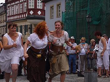 Ohne Koordinationsvermögen ging beim Bratwurstellentanz gar nichts. Foto: Heike Schülein