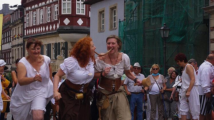 Ohne Koordinationsvermögen ging beim Bratwurstellentanz gar nichts. Foto: Heike Schülein