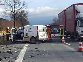Der Fahrer eines Kangoo war  auf einen Sattelzug aufgefahren.Foto: NEWS5 / Holzheimer