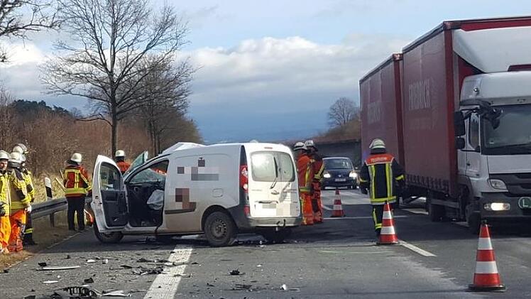 Der Fahrer eines Kangoo war  auf einen Sattelzug aufgefahren.Foto: NEWS5 / Holzheimer