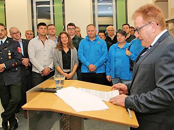 Zum Neujahrsempfang waren zahlreiche Bürgerinnen und Bürger der Marktgemeinde Maßbach ins Rathaus gekommen. Bürgermeister Matthias Klement am Rednerpult) gab einen langen Rückblick über die Geschehnisse in der Welt und in der Gemeinde. Foto: Dieter Britz