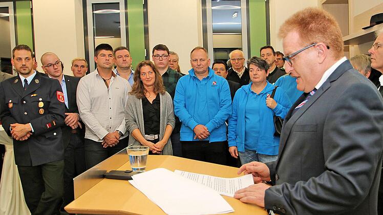 Zum Neujahrsempfang waren zahlreiche Bürgerinnen und Bürger der Marktgemeinde Maßbach ins Rathaus gekommen. Bürgermeister Matthias Klement am Rednerpult) gab einen langen Rückblick über die Geschehnisse in der Welt und in der Gemeinde. Foto: Dieter Britz