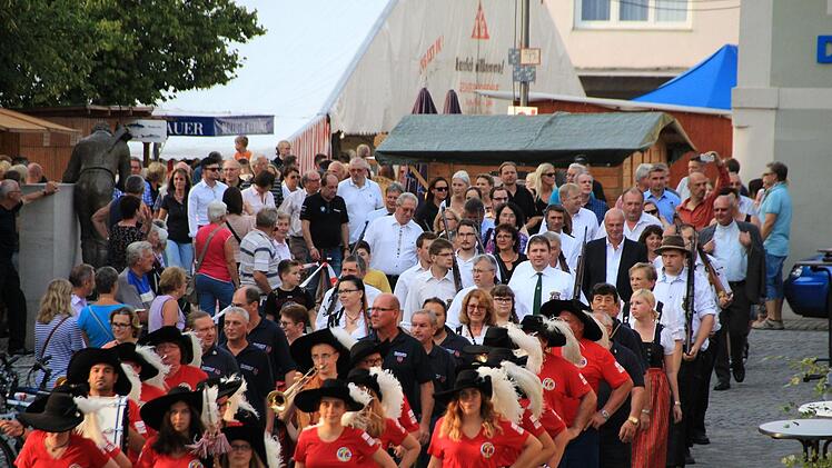 Der Festumzug gehört zur Eröffnung des Altstadtfestes dazu.