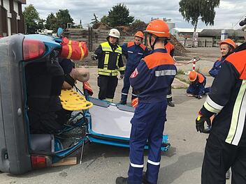 Übung mit dem Stadtbrandrat: Matthias Moyano zeigt dem Nachwuchs der Jugendfeuerwehr  Bamberg die Rettung einer  eingeklemmten Person anhand eines Schrottautos.  Solche Einheiten sind Höhepunkte für den Nachwuchs.Jugendfeuerwehr Bamberg