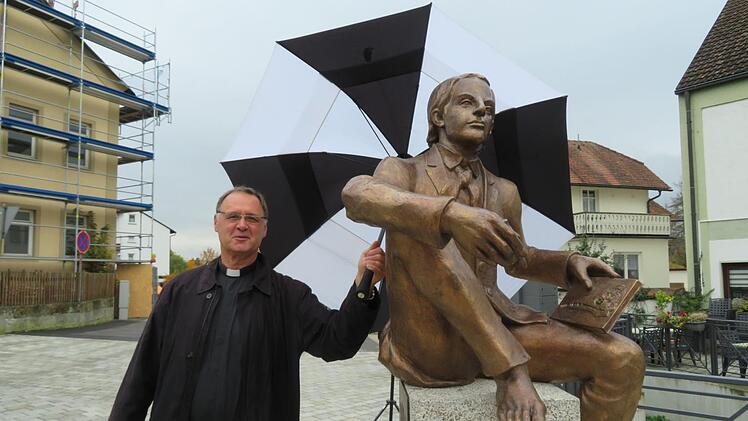 Pfarrer Georg Birkel hatte zur Segnung vorsichtshalber einen Regenschirm mitgenommen.