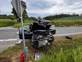 Kreis Hof: Heftiger Crash an Kreuzung - drei Menschen verletzt