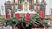 Der neue Adventsschmuck in der Pfarrkirche Burkardroth.