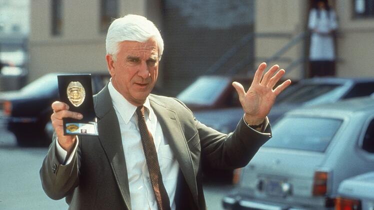 Wo Frank Drebin (Leslie Nielsen) auftaucht, regiert das Chaos.
