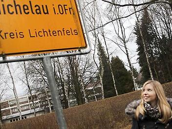 Sabrina Meixner am Ortsschild der Gemeinde Michelau. Die Studentin lebt in Schwürbitz und Ravensburg, während ihres dualen Studiums jeweils drei Monate im Wechsel.
