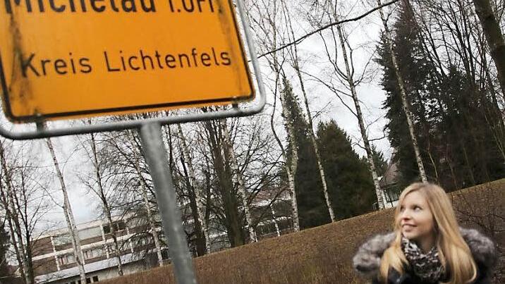 Sabrina Meixner am Ortsschild der Gemeinde Michelau. Die Studentin lebt in Schwürbitz und Ravensburg, während ihres dualen Studiums jeweils drei Monate im Wechsel.