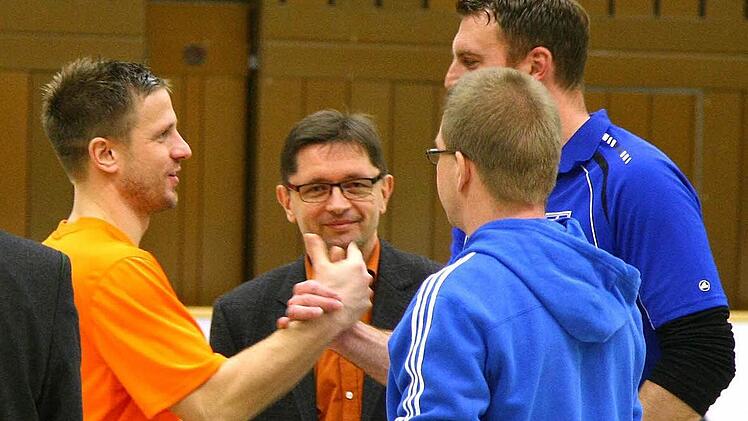 ATS-Kapitän Florian Hohla holt sich von BR-Redaktionsleiter Alexander Müller (Mitte), VfB-Vorsitzendem Holger Hasemann (rechts) und seinem Stellvertreter Sylvio Pachali die Glückwünsche als Zweitplatzierter ab.