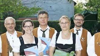 Langjährige Musikerinnen und Musiker der Trachtenkapelle Trossenfurt-Tretzendorf zeichnete Bürgermeister Thomas Sechser (links) im Auftrag des Nordbayerischen Musikbundes aus. Die höchste Auszeichnung ging an Eduard Bühl (rechts) und Heinrich Deuber (Dritter von rechts), die seit 65 Jahren aktiv musizieren.