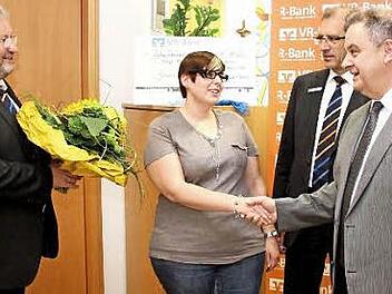 Freuen sich mit der Gewinnerin: (v.l.n.r.) Werner Fleischmann (Kundenberater), Tanja Kraus, Wolfgang Kramer (Geschäftsstellenleiter) und Konrad Baumüller (Vorstandssprecher)  Foto: Johanna Blum