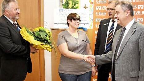 Freuen sich mit der Gewinnerin: (v.l.n.r.) Werner Fleischmann (Kundenberater), Tanja Kraus, Wolfgang Kramer (Geschäftsstellenleiter) und Konrad Baumüller (Vorstandssprecher)  Foto: Johanna Blum