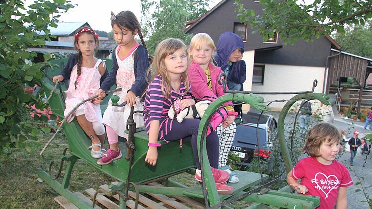 In der Pause erkundeten die Kids den Nikolausschlitten. Foto: Sonja Adam