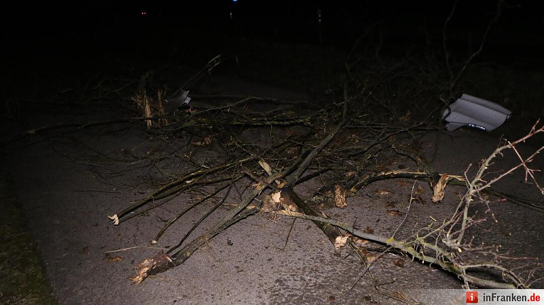 Auto überschlägt sich bei Ellingen