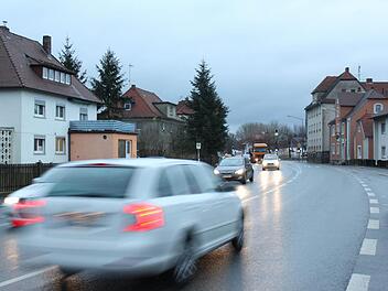 Volle Straße: Sollte der Marktgemeinderat mit seinem Antrag erfolgreich sein, dürfte es an der Ortsdurchfahrt Küps eines Tages deutlich ruhiger zugehen. Noch ist dieser Zeitpunkt aber in weiter Ferne. Foto: Alexander Müller