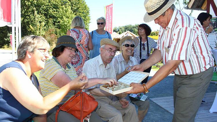 Für die Besucher gibt es Himmelkron-Pralinen. Foto: Jürgen Gärtner