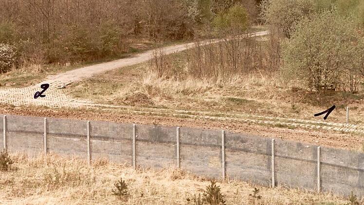 Der Tatort: Das Grenztor zwischen Schweickershausen und Ermershausen: Nummer 1 (unterm Busch) zeigt den Unterstand, von wo aus das Fluchtdrama seinen Anfang nahm. Die "2" markiert die Stelle, an dem der Flüchtige sein Gewehr wegwarf, um leichter über das Tor im Grenzzaun klettern zu können.  FT-Archivfoto: Grenzpolizei Maroldsweisach