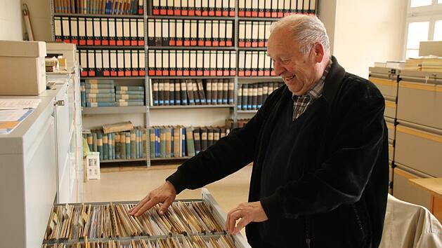 Klaus Dieter Guhling sucht ein Kartei in seinem Archiv. Fast 30 Jahre lang ist er als Stadtarchivar t&auml;tig.  Foto: Thomas Malz