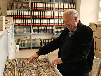 Klaus Dieter Guhling sucht ein Kartei in seinem Archiv. Fast 30 Jahre lang ist er als Stadtarchivar tätig.  Foto: Thomas Malz
