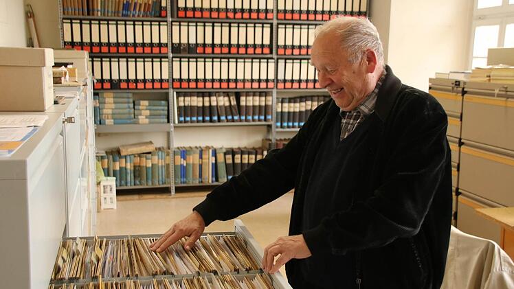 Klaus Dieter Guhling sucht ein Kartei in seinem Archiv. Fast 30 Jahre lang ist er als Stadtarchivar tätig.  Foto: Thomas Malz