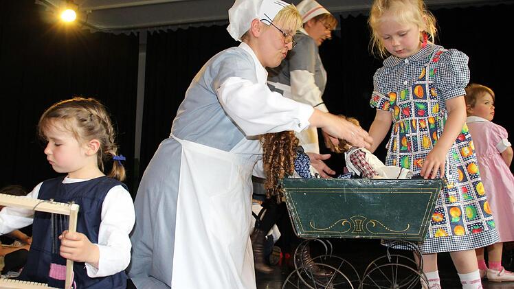 Bei der Jubiläumsfeier des Kindergartens Marienschule wurde gezeigt, mit welchen Dingen Jungs und Mädchen vor 175 Jahren gespielt haben - und wie die Erzieherinnen damals gekleidet waren. Foto: Oliver Schmidt